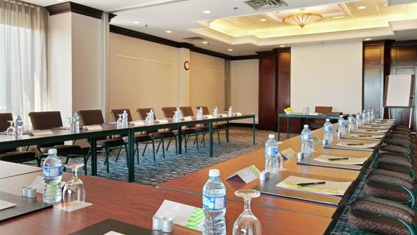 Hilton Toronto Airport Hotel & Suites