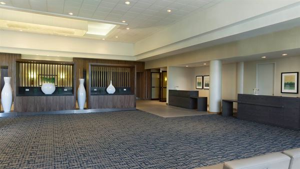 Hilton Toronto Airport Hotel & Suites