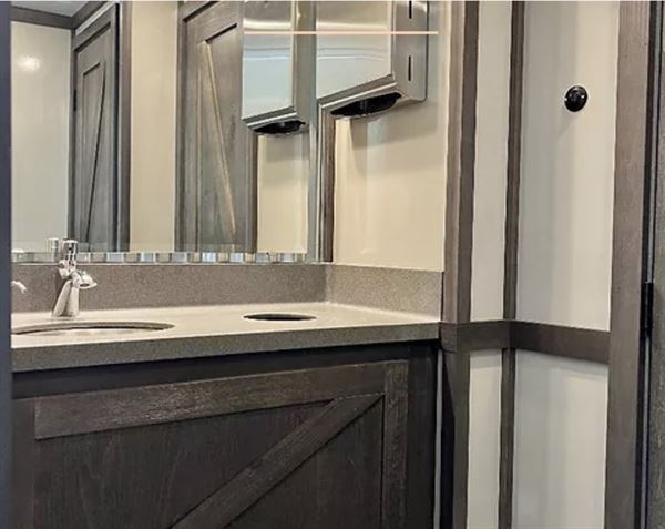 M Mobile Luxury Restroom Rental