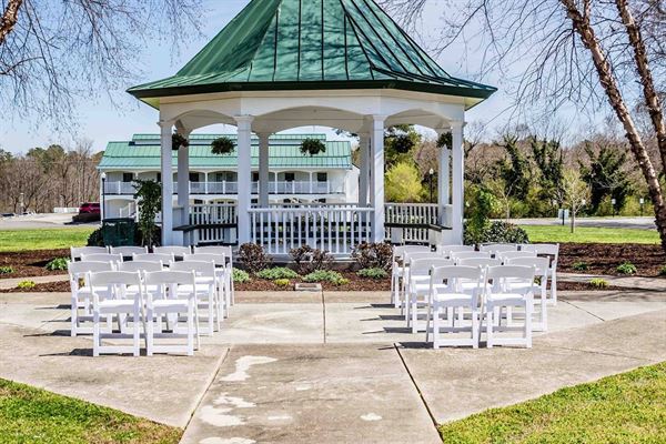 Weddings in the Grove at Richard Bland College