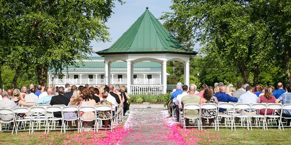 Weddings in the Grove at Richard Bland College