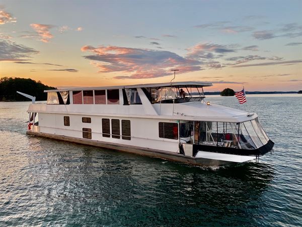 Lake Lanier Luxury Houseboat and Yacht Rentals