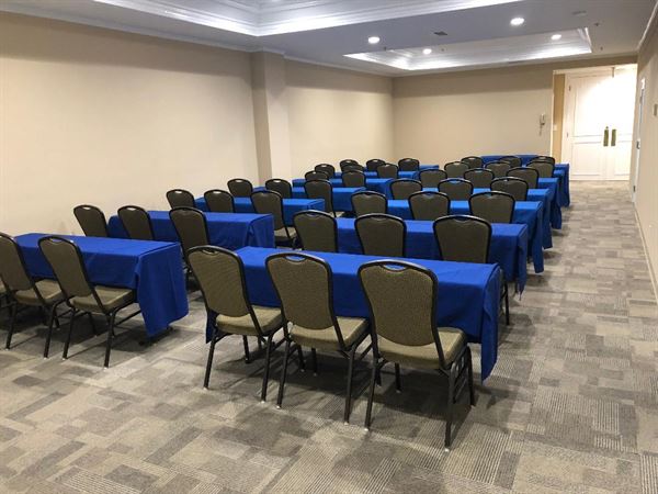 Holiday Inn Express & Suites Pasadena-Colorado Blvd.