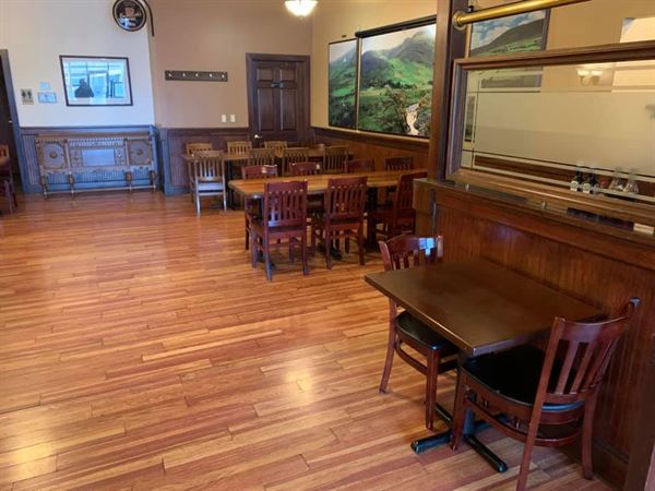 Mavis Winkles Irish Pub