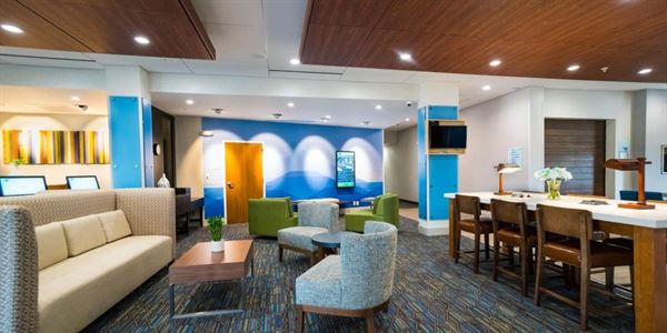 Holiday Inn Express & Suites