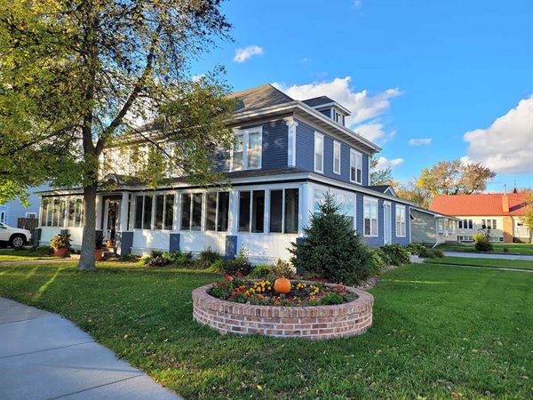 Prairie House Manor Bed & Breakfast