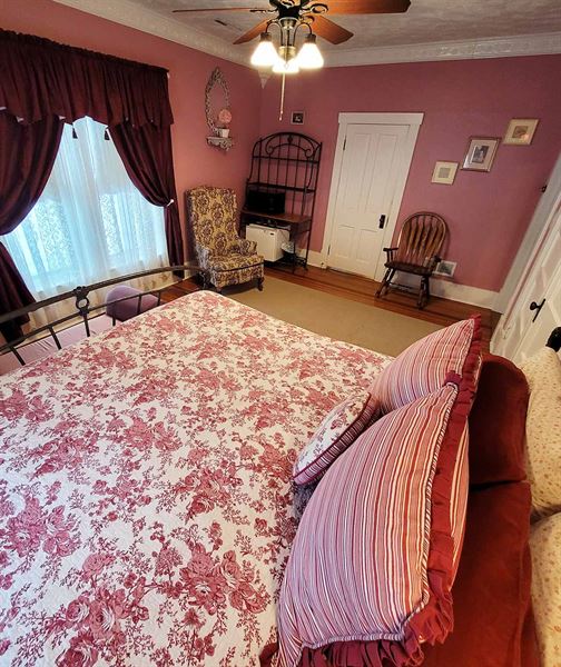 Prairie House Manor Bed & Breakfast