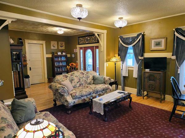 Prairie House Manor Bed & Breakfast