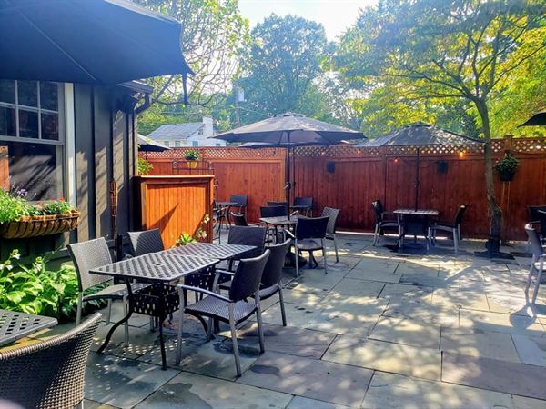 333 Belrose Bar & Grill