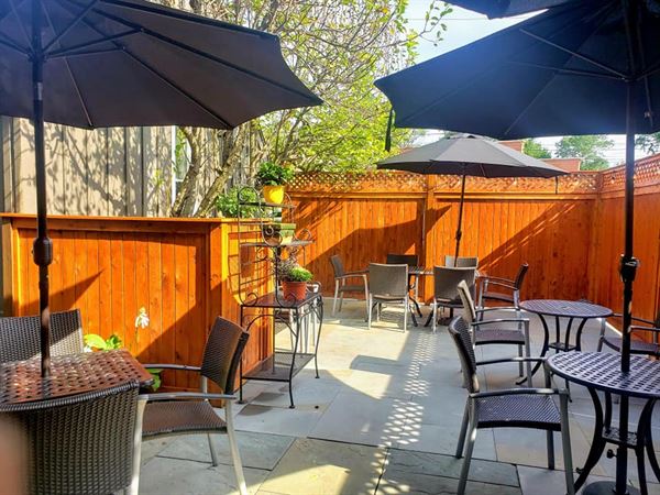 333 Belrose Bar & Grill