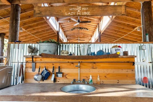 The Hitchin' Post at Lazy H Lodge