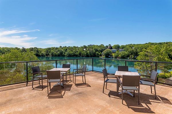 Best Western Plus - Chocolate Lake Hotel