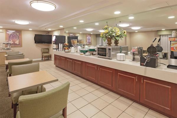 La Quinta Inn & Suites by Wyndham Warwick Providence Airport