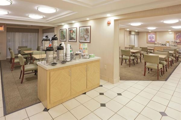 La Quinta Inn & Suites by Wyndham Warwick Providence Airport