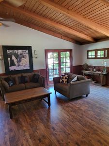 Red Horse Barn Groom's Room