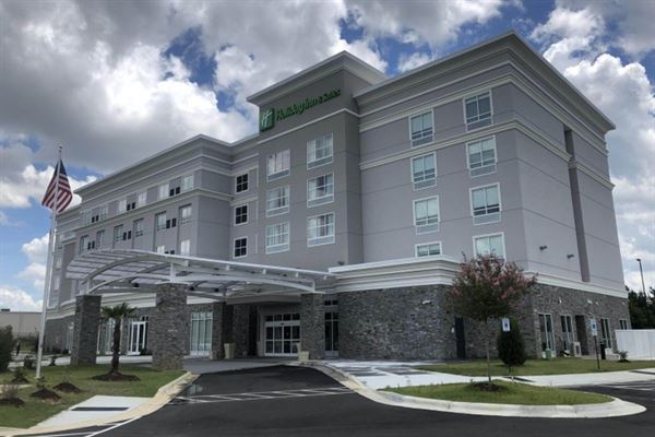 Holiday Inn & Suites W Fayetteville Fort Bragg