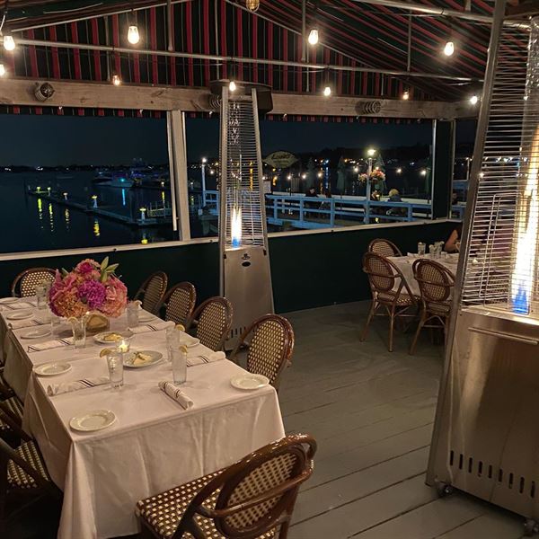 Louies Oyster Bar & Grille