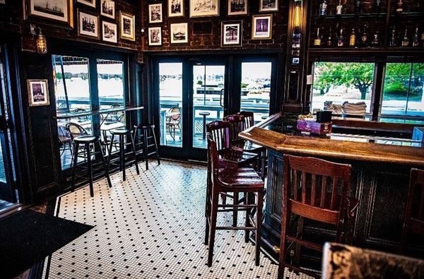 Louies Oyster Bar & Grille