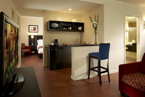 Holiday Inn & Suites Montreal Airport