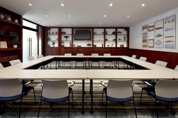 Holiday Inn & Suites Montreal Airport