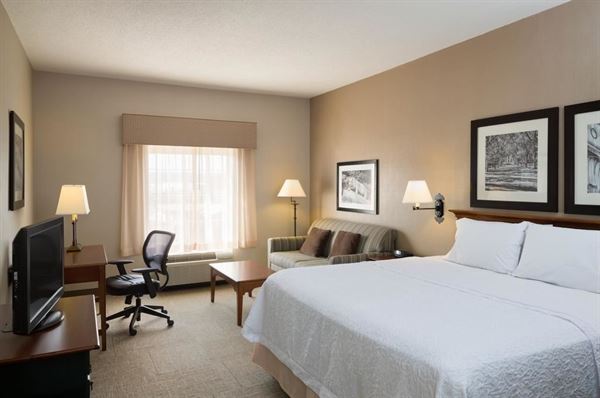 Hampton Inn & Suites Williamsburg Square