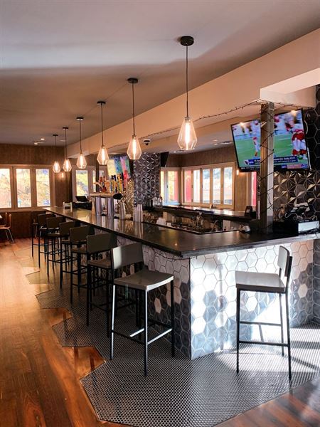 Top Tomato Bar & Pizza