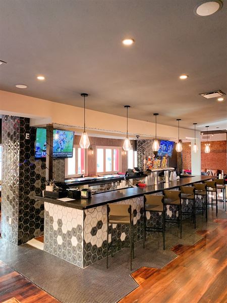 Top Tomato Bar & Pizza