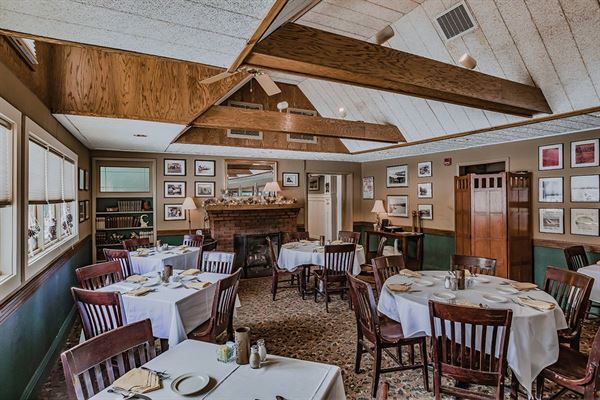 Moonwinks Restaurant and Lounge