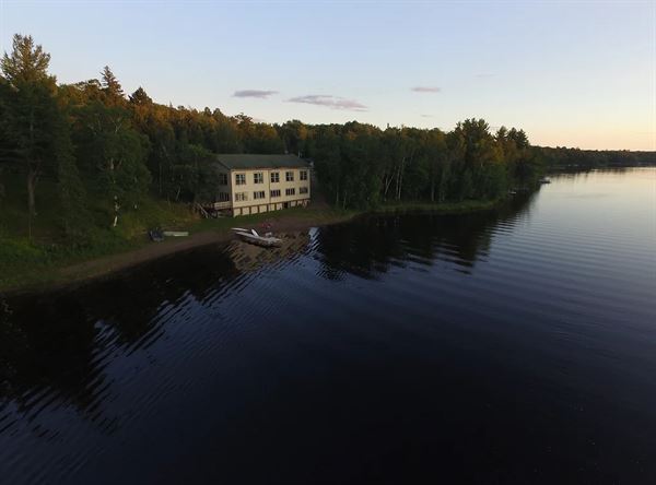 Hanging Horn Lakeside Resort