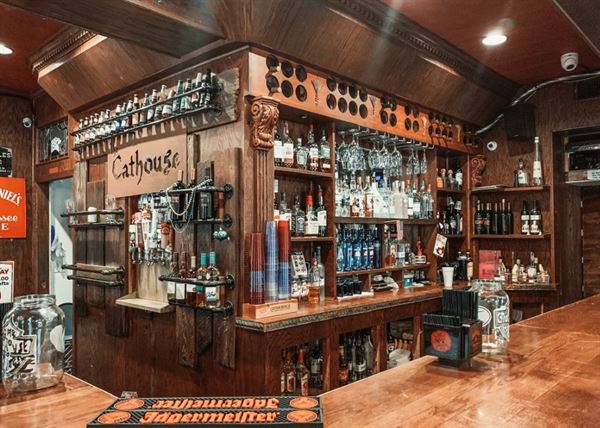Cathouse Lounge/Pied Pipe Pub & Inn