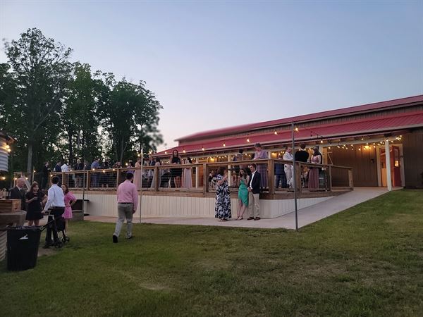 The Ole Oak Barn Wedding and Event Venue