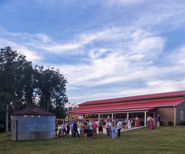 The Ole Oak Barn Wedding and Event Venue