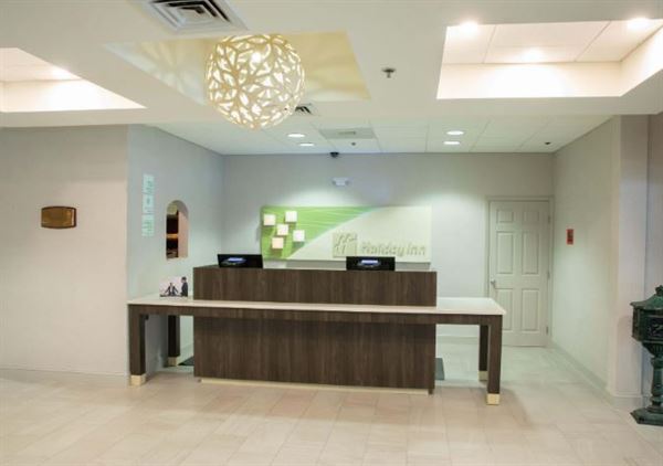 Holiday Inn Hotel & Suites Raleigh-Cary (I-40 @Walnut St)