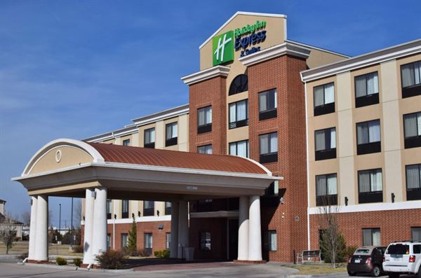 Holiday Inn Express & Suites Pratt