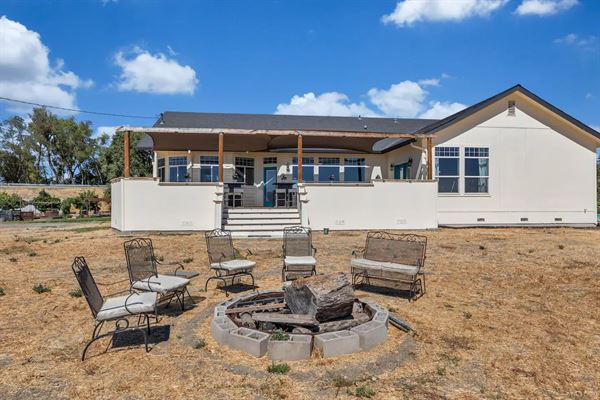 Luxe & Comfy Vineyard Estate ~ Breathtaking Views!