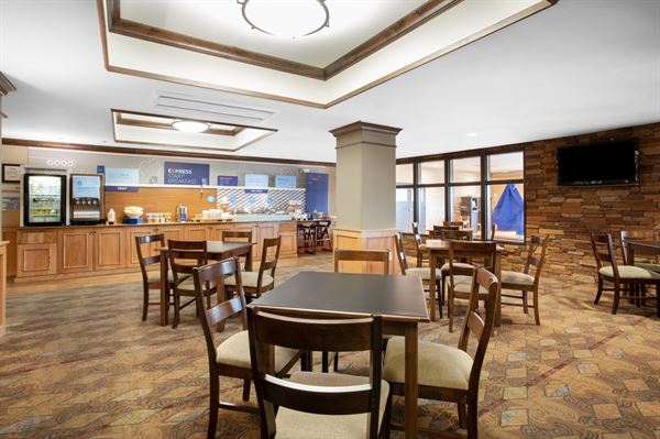 Holiday Inn Express & Suites Lander