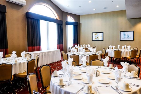 Dutch Haus Inn & Suites