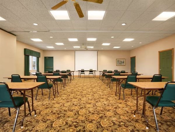 Country Inn and Suites