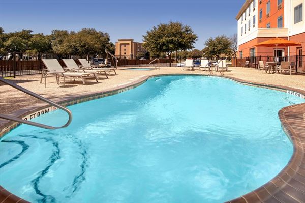 Holiday Inn Express & Suites Uvalde