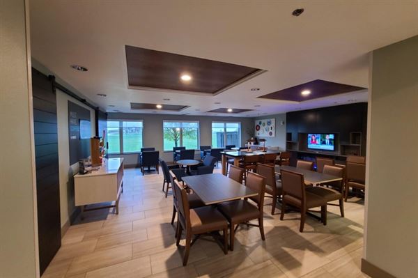 Holiday Inn Express & Suites Sheldon