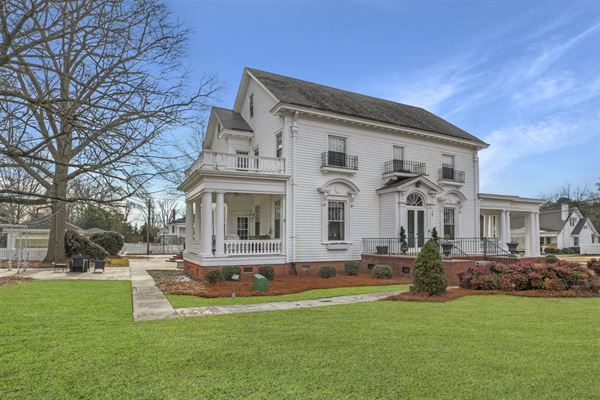 Simply Divine Weddings, Events & Lodging