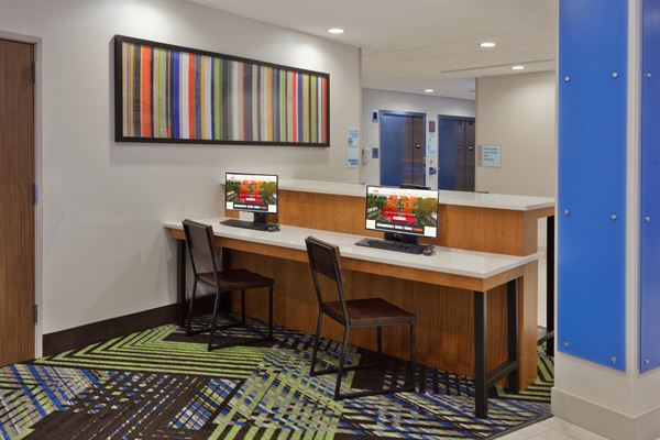 Holiday Inn Express & Suites Fayetteville