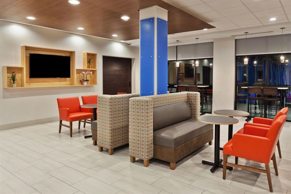 Holiday Inn Express & Suites Fayetteville