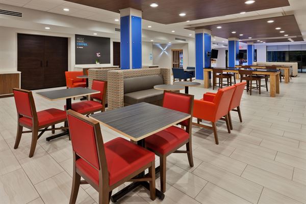 Holiday Inn Express & Suites Fayetteville
