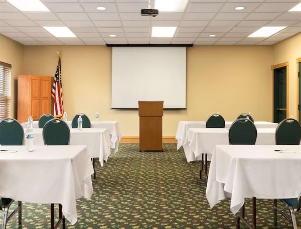 Country Inn & Suites By Carlson, Salina, KS