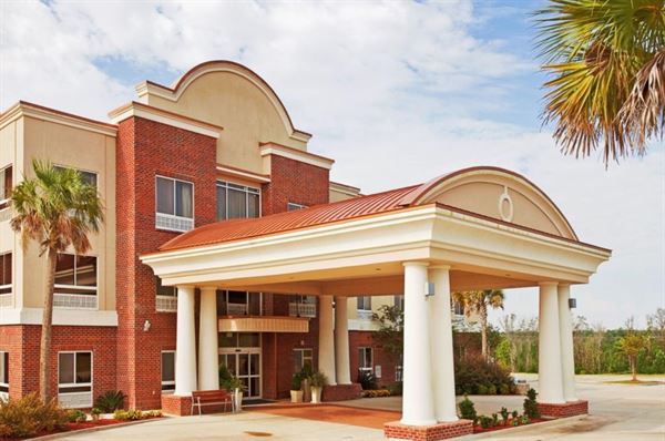 Holiday Inn Express & Suites Lucedale