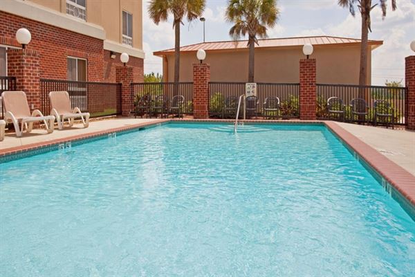 Holiday Inn Express & Suites Lucedale