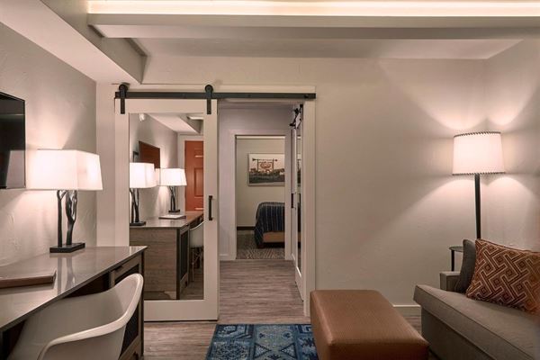 Fredericksburg Inn & Suites