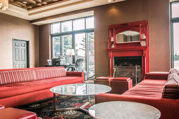 Shoreline Inn & Conference Center