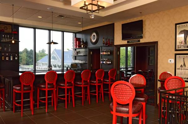 Shoreline Inn & Conference Center